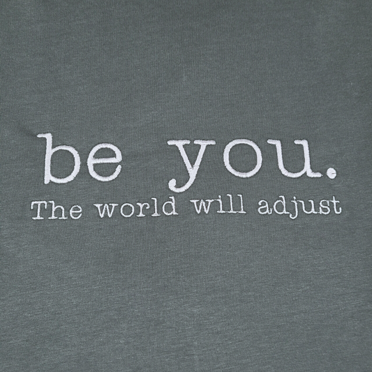 T-Shirt Bordada — BE YOU. THE WORLD WILL AJUST