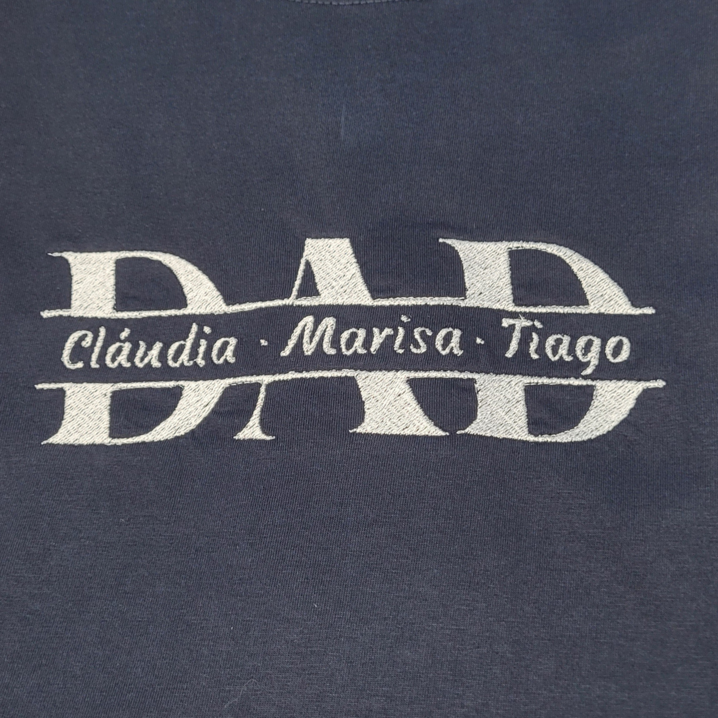T-Shirt Dia do Pai Personalizada “DAD” com Nome(s) Bordados