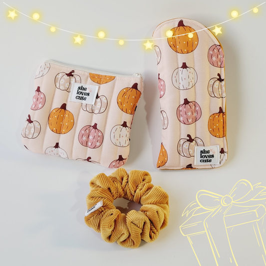 KIT PRESENTE COZY CHARM PUMPKIN SEASON [Mini Pouch + Porta-Óculos + Scrunchie]