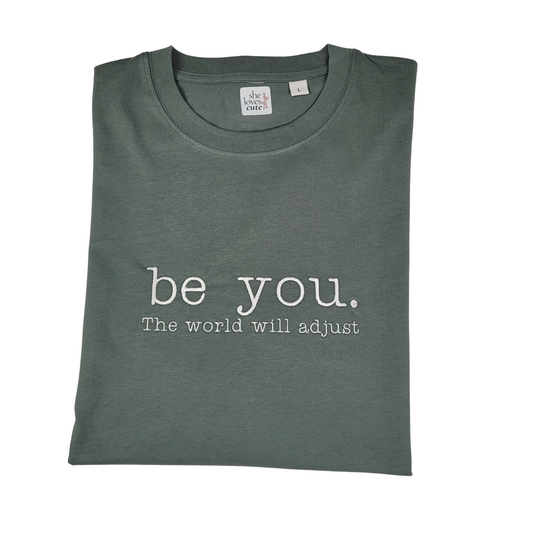 T-Shirt Bordada — BE YOU. THE WORLD WILL AJUST