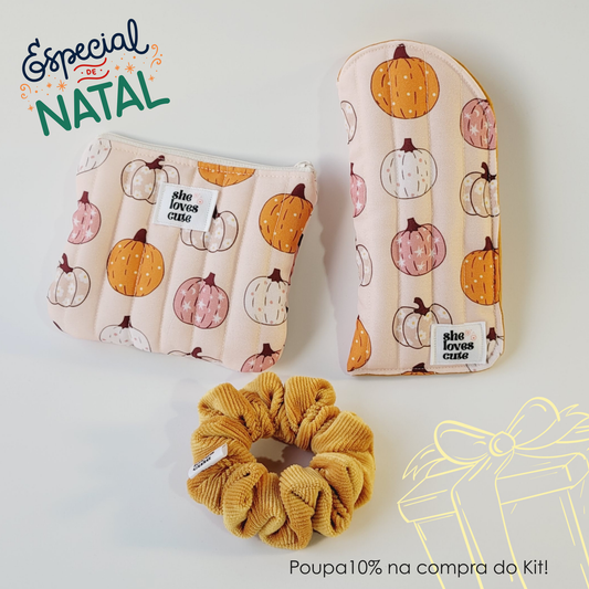 KIT PRESENTE COZY CHARM PUMPKIN SEASON [Mini Pouch + Porta-Óculos + Scrunchie]