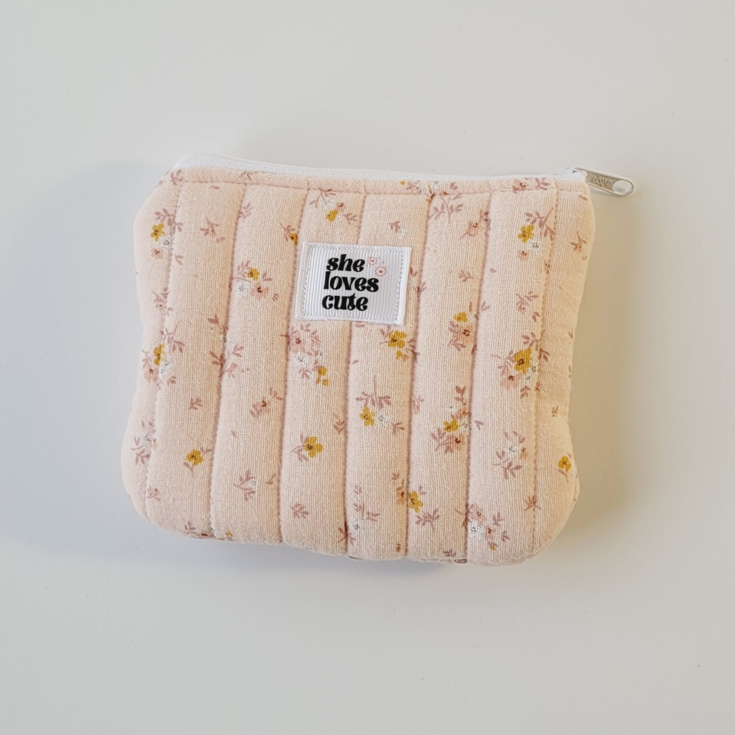 KIT PRESENTE COZY CHARM ANNA [Mini Pouch + Porta-Óculos + Scrunchie]