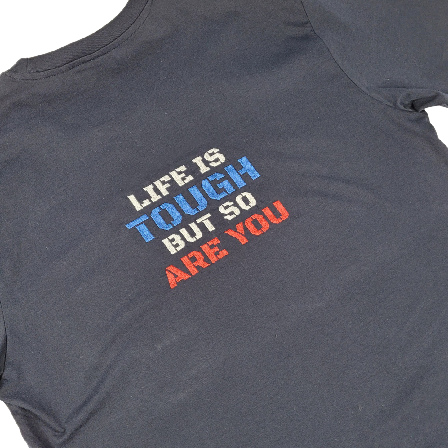 T-Shirt Bordada Personalizável — Um retrato, uma frase, uma mensagem... a tua personalidade