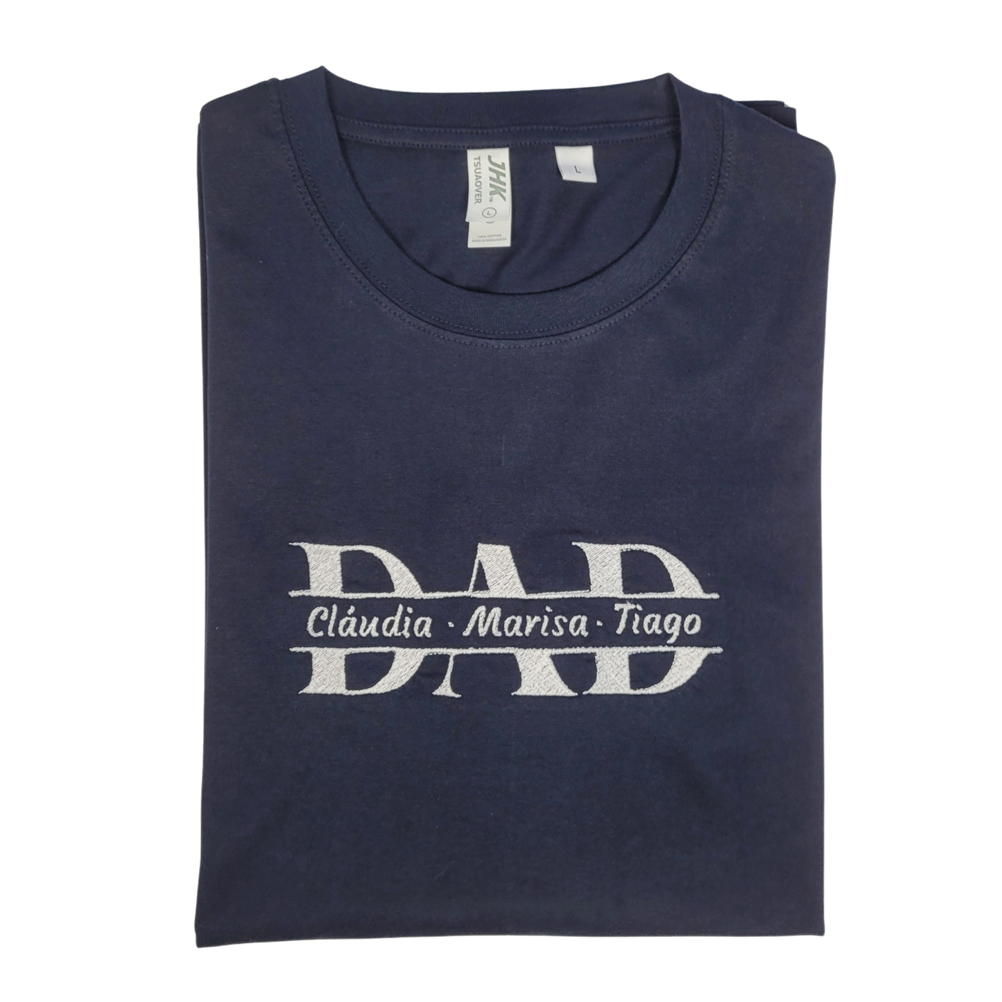 T-Shirt Dia do Pai Personalizada “DAD” com Nome(s) Bordados