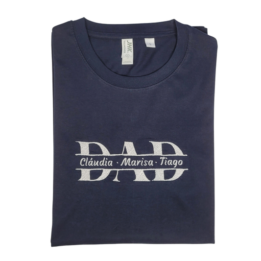 T-Shirt Dia do Pai Personalizada “DAD” com Nome(s) Bordados