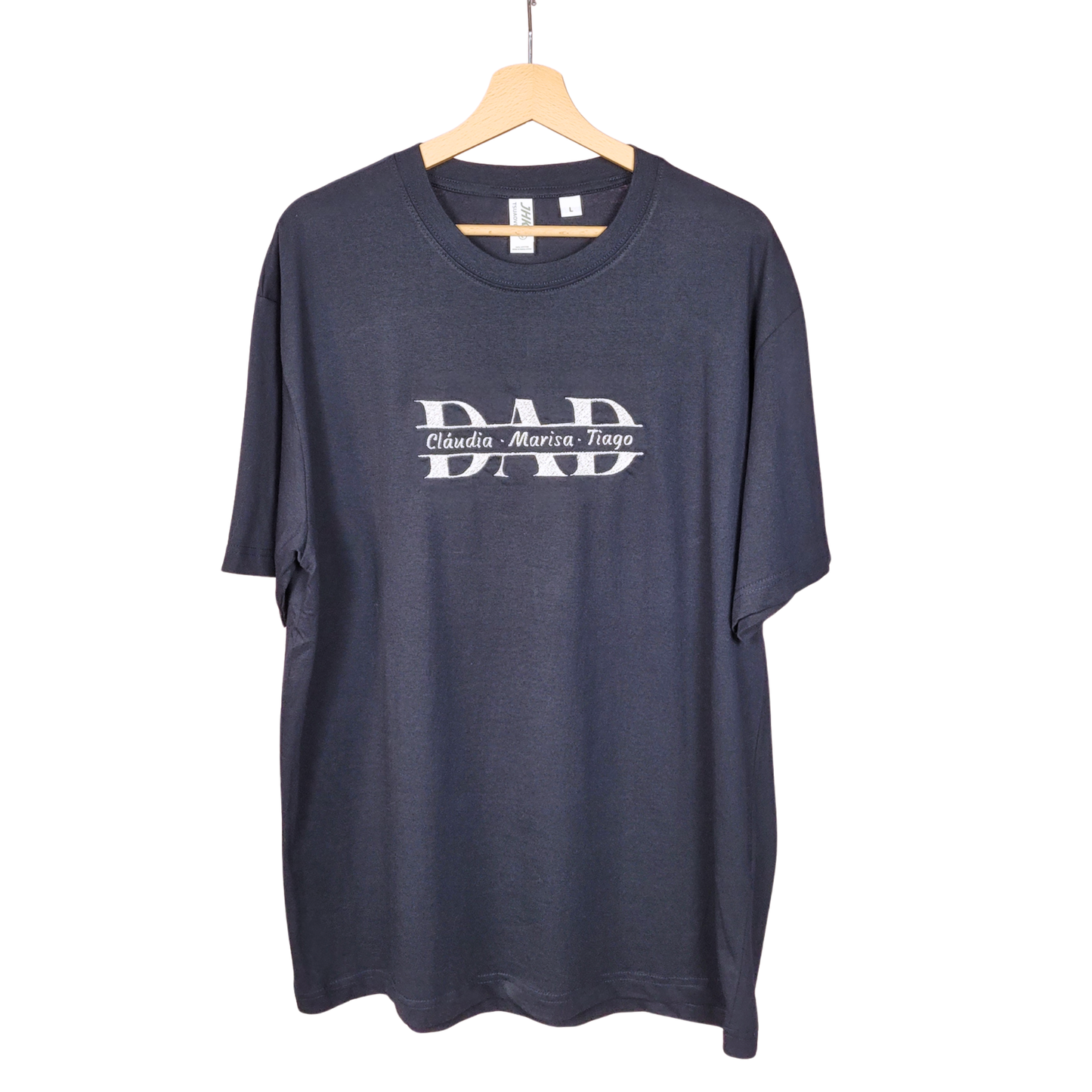 T-Shirt Dia do Pai Personalizada “DAD” com Nome(s) Bordados